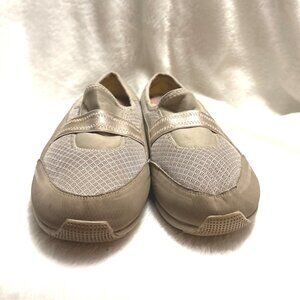 Skechers Womens Beige Slip-On Shoes Size 10 US UK 7 EUR 40 Synthetic/Textile Upp